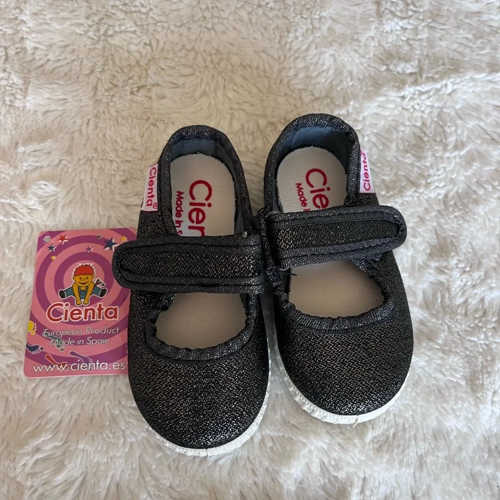 CIENTA girls, Mary Jane shoes. The color is charcoal with shimmer.